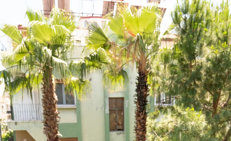 Der Balkon einer der Wohnungen im Dell Art Apart Hotel