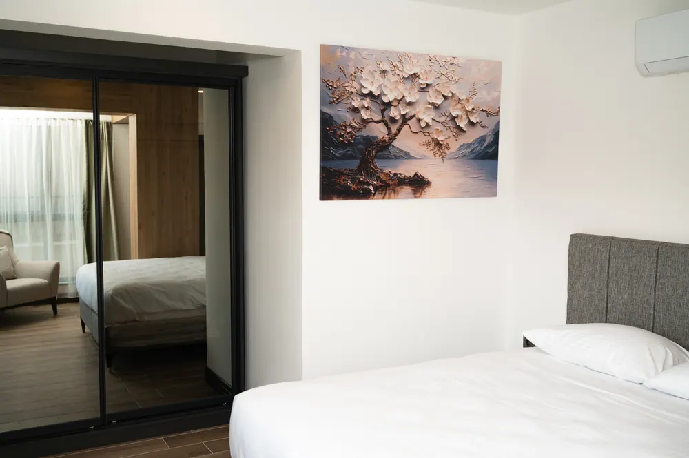 Schlafzimmer von Apartment Nr. 10, mit Spiegel