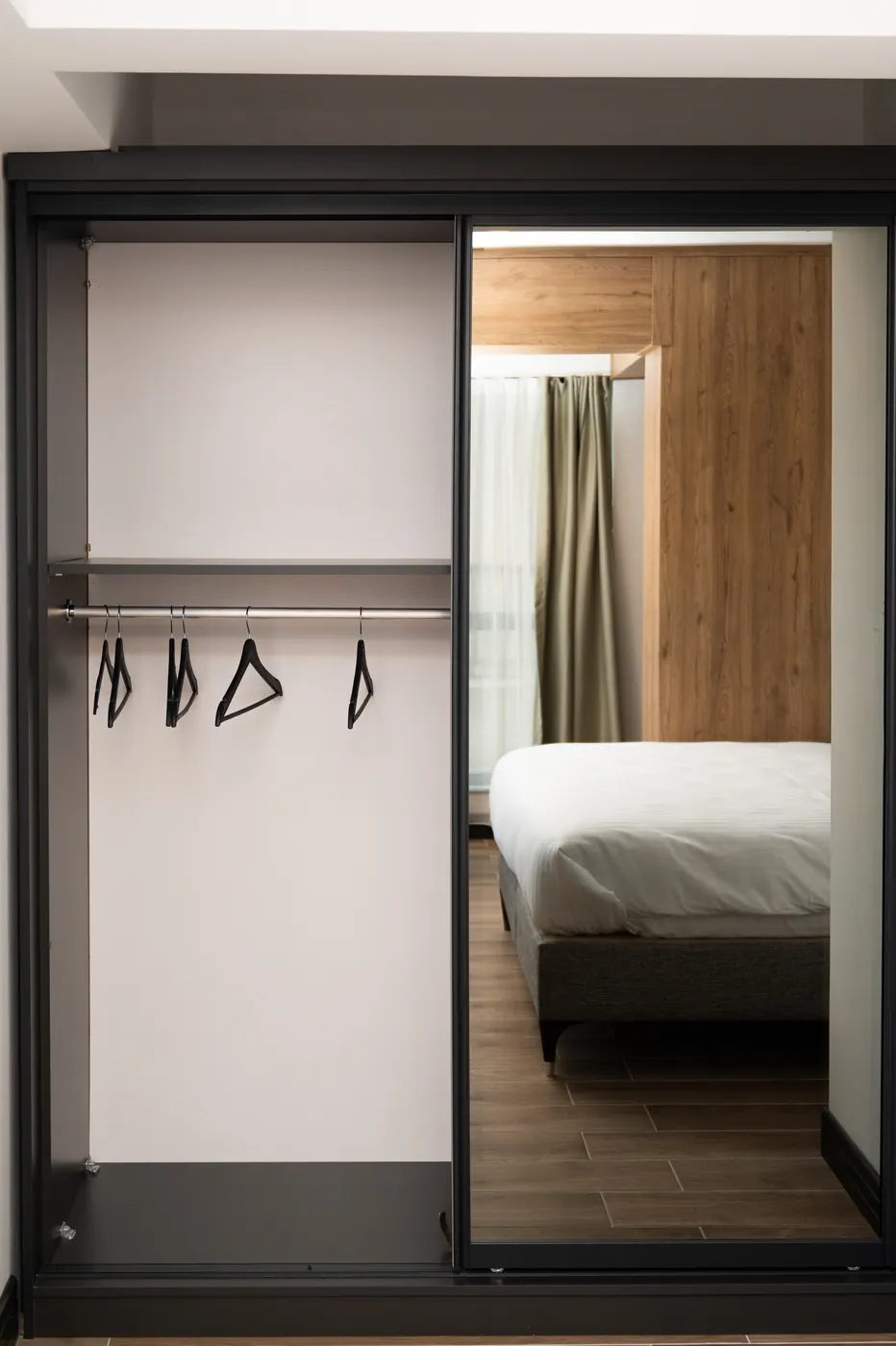 Offener Kleiderschrank in Apartment Nr. 10
