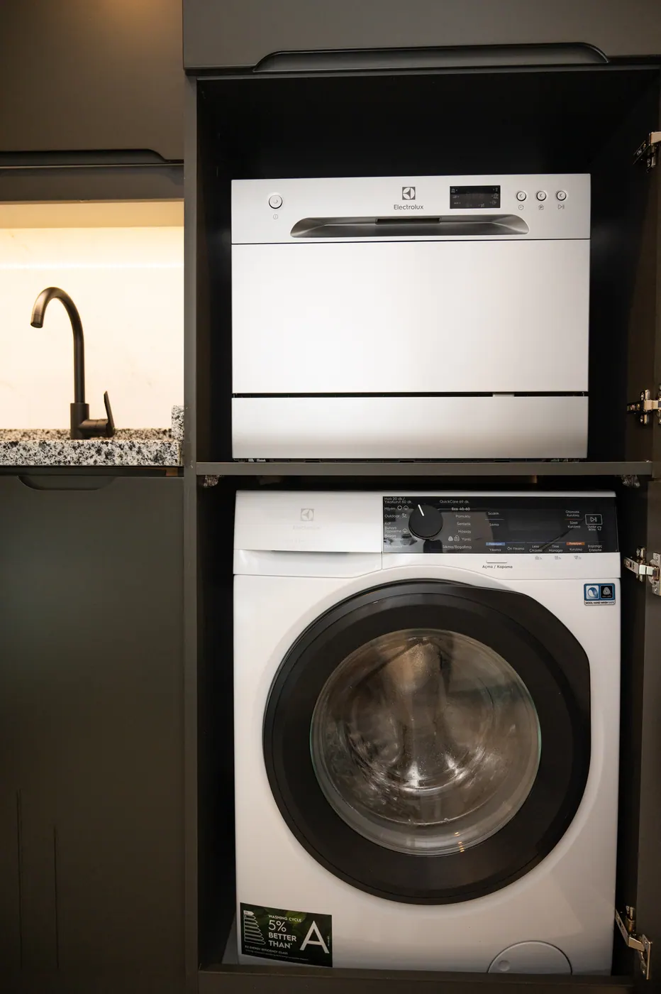 Backofen und Waschmaschine in Apartment Nr. 10