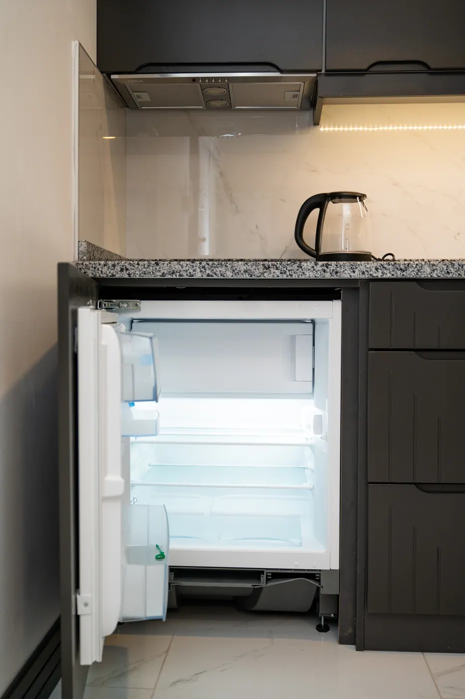Wasserkocher und Kühlschrank in Apartment Nr. 10