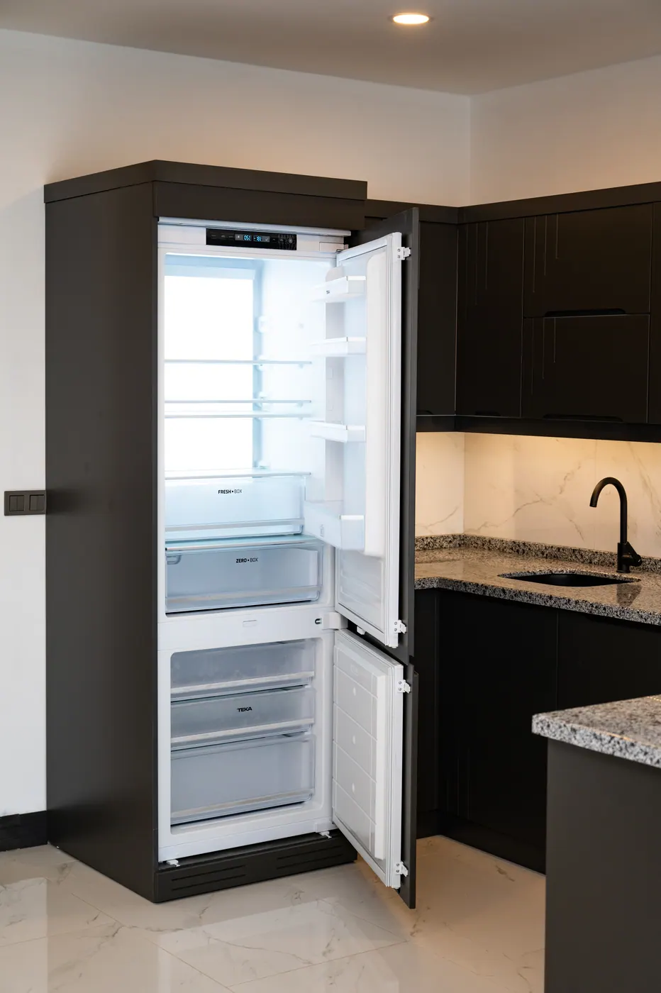 Kühlschrank und Küche von Apartment Nr. 11