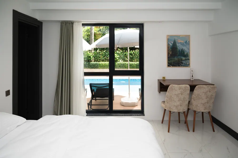 Schlafzimmer von Apartment Nr. 3 mit Blick auf den Pool