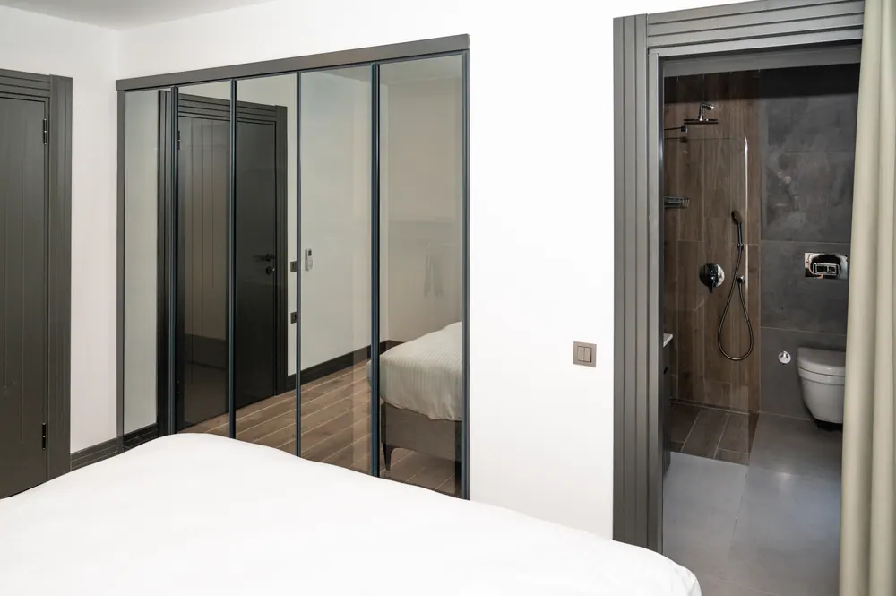 Spiegelschrank und Flur von Apartment Nr. 9