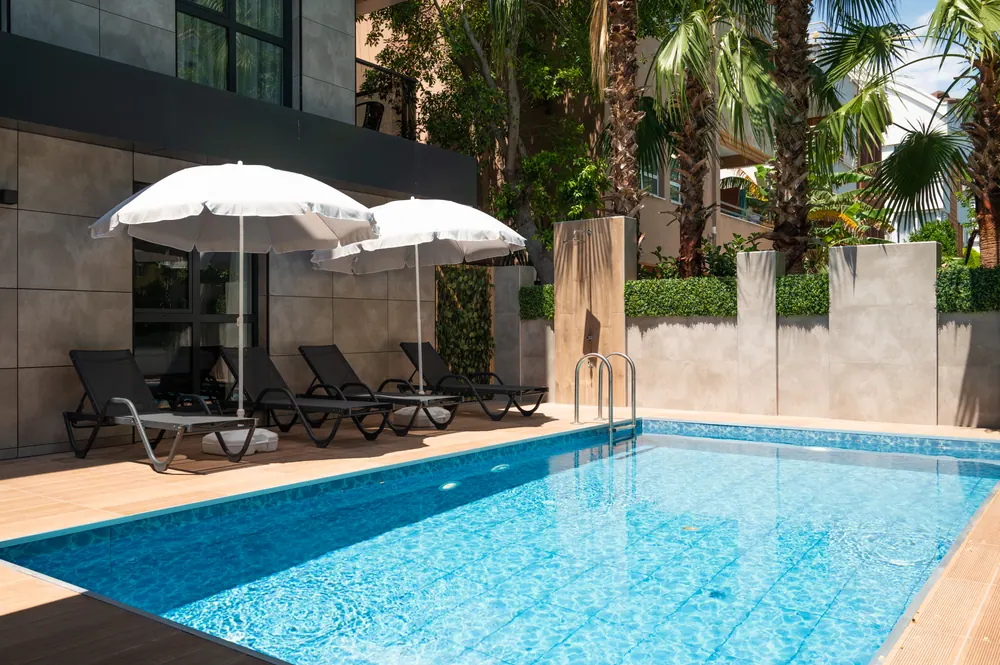 Der Außenpool des Dell Art Apart Hotel