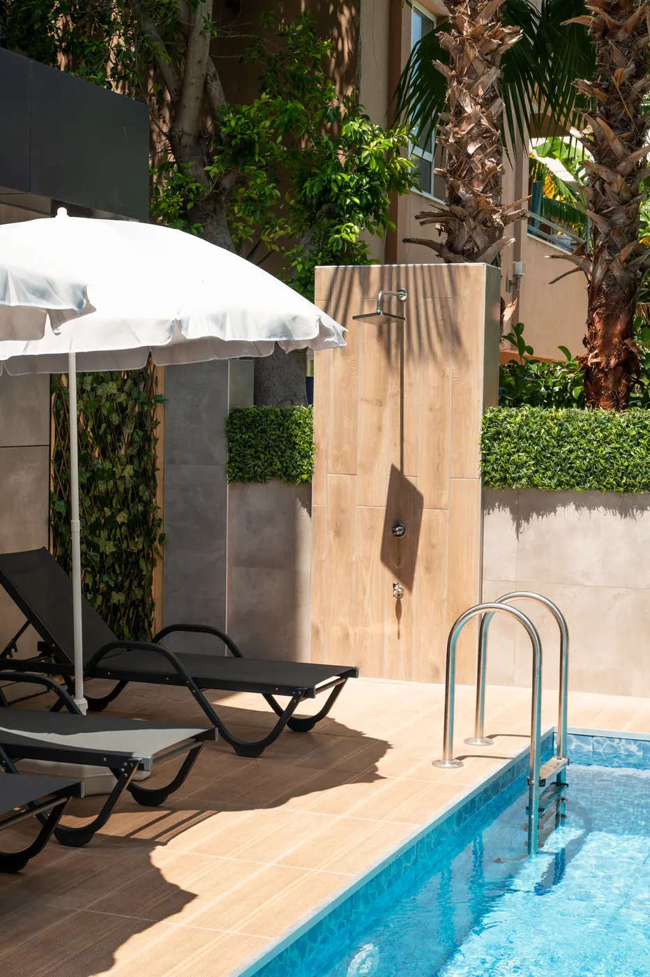 Liegen und Sonnenschirme auf der Poolterrasse