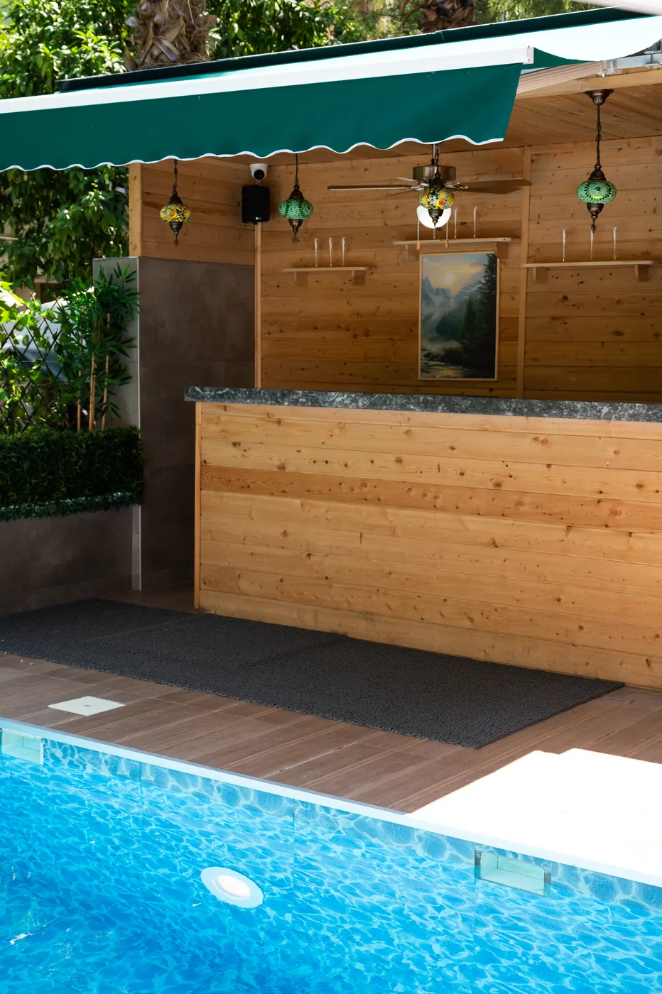 Die Bar neben dem Pool