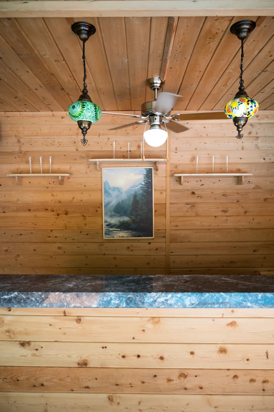 Holztresen der Poolbar