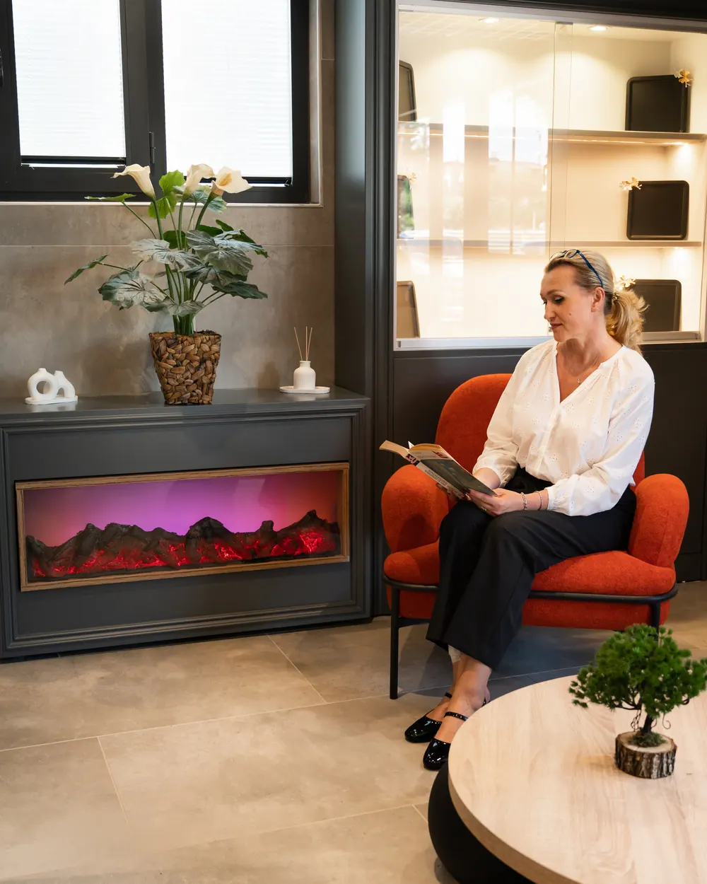 Sitzgelegenheit neben dem Kamin in der Lobby