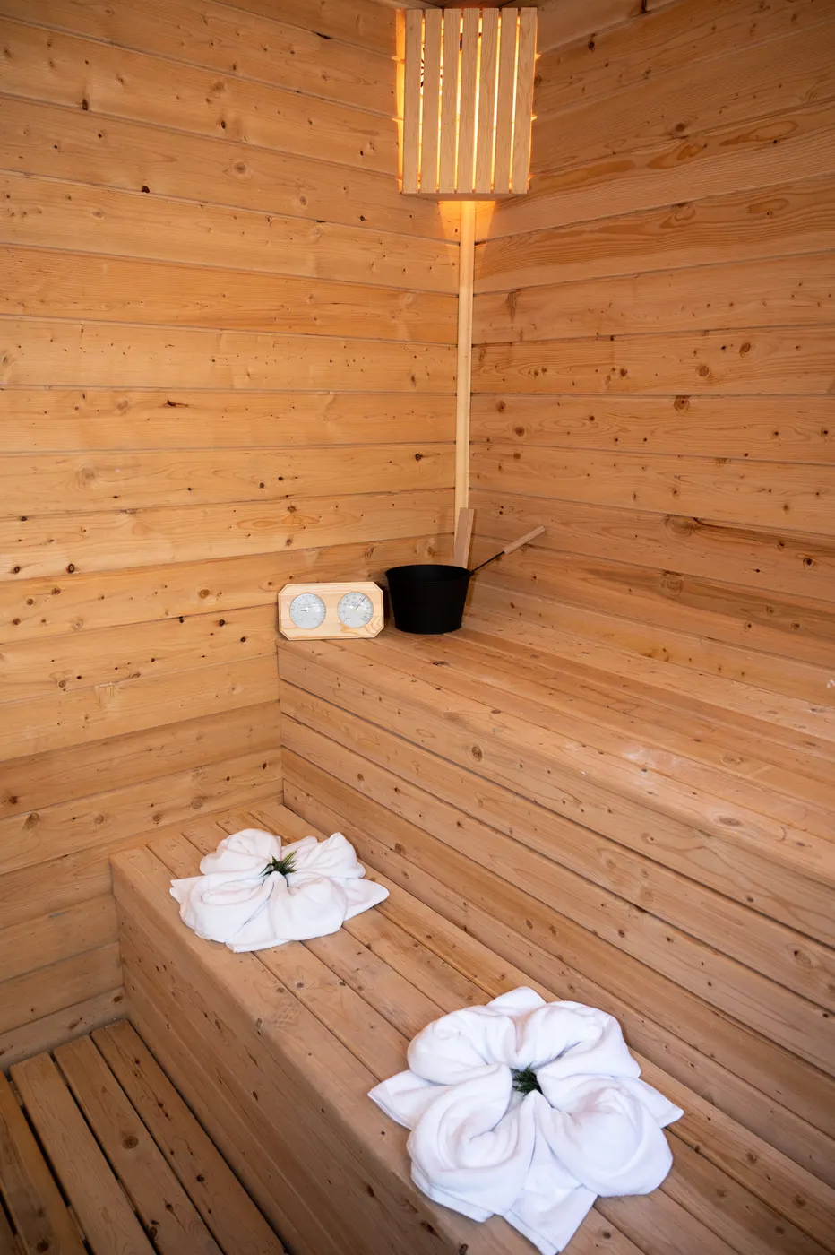 Bänke und Handtücher in der Sauna