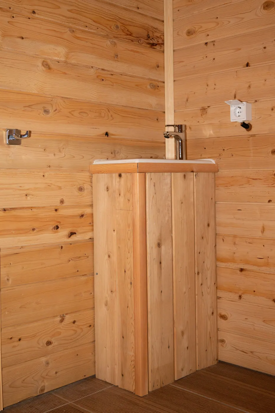 Holzdusche neben der Sauna